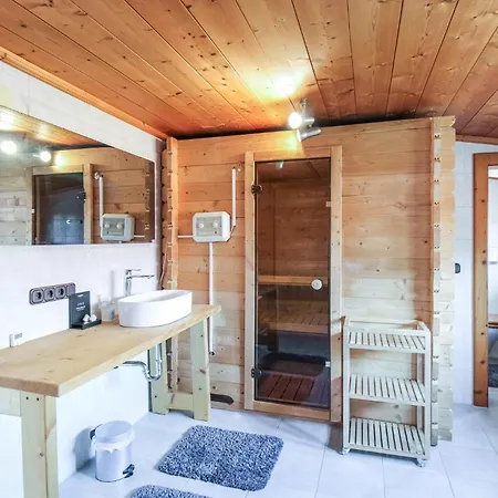 Lovely In With Sauna شقة *